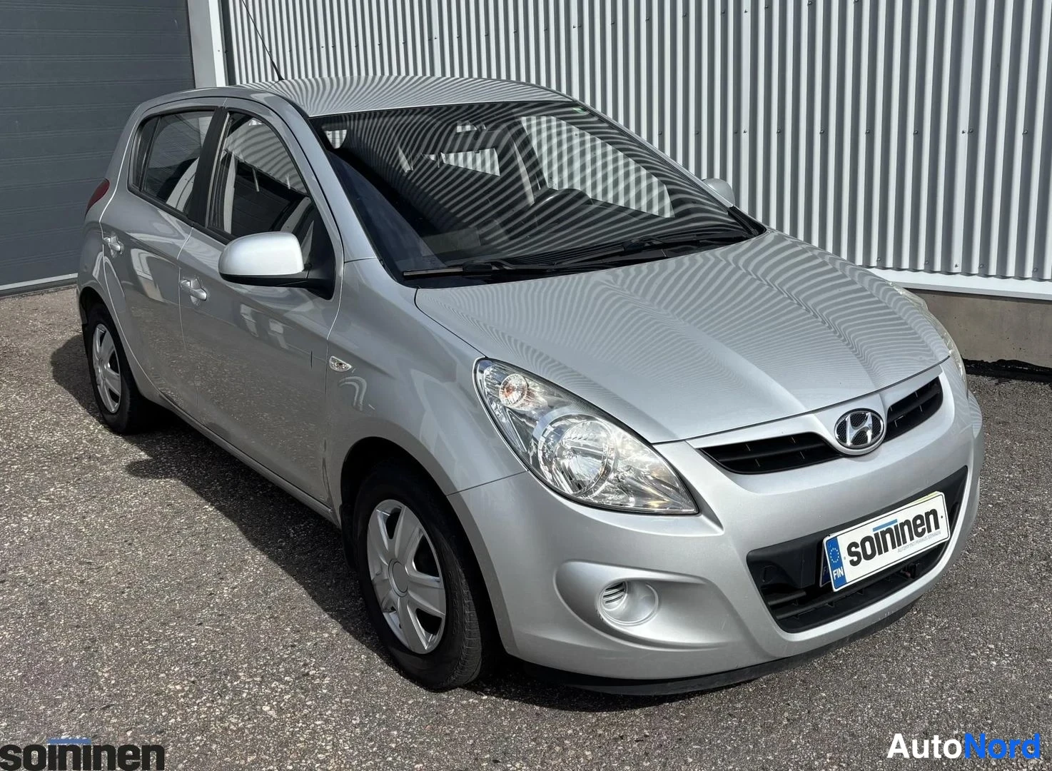 Etuviisto, nokka oikealle: Hyundai i20, hopea, kolmi-four-view