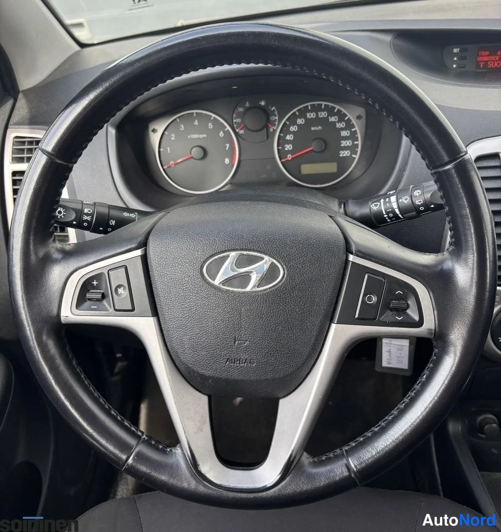 Yksityiskohta: Ohjaamossa: Hyundai-merkillinen ohjauspyörä ja mittaristo, jonka nopeusmittari skaalautuu 220 km/h asti.