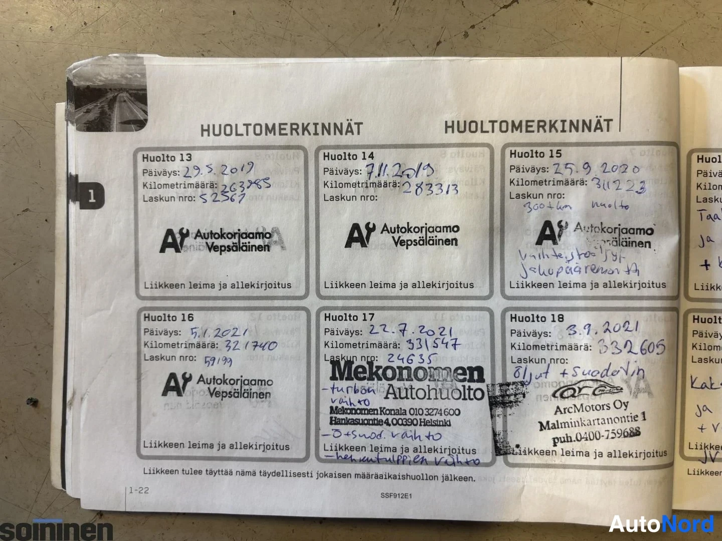 Muu: Huoltokirjan sivu, jossa käsin täytettyjä huoltomerkintöjä 13–18 päivämäärineen ja kilometrimääreineen, liikkeiden leimoja kuten Autokorjaamo Vepsäläinen, Mekon