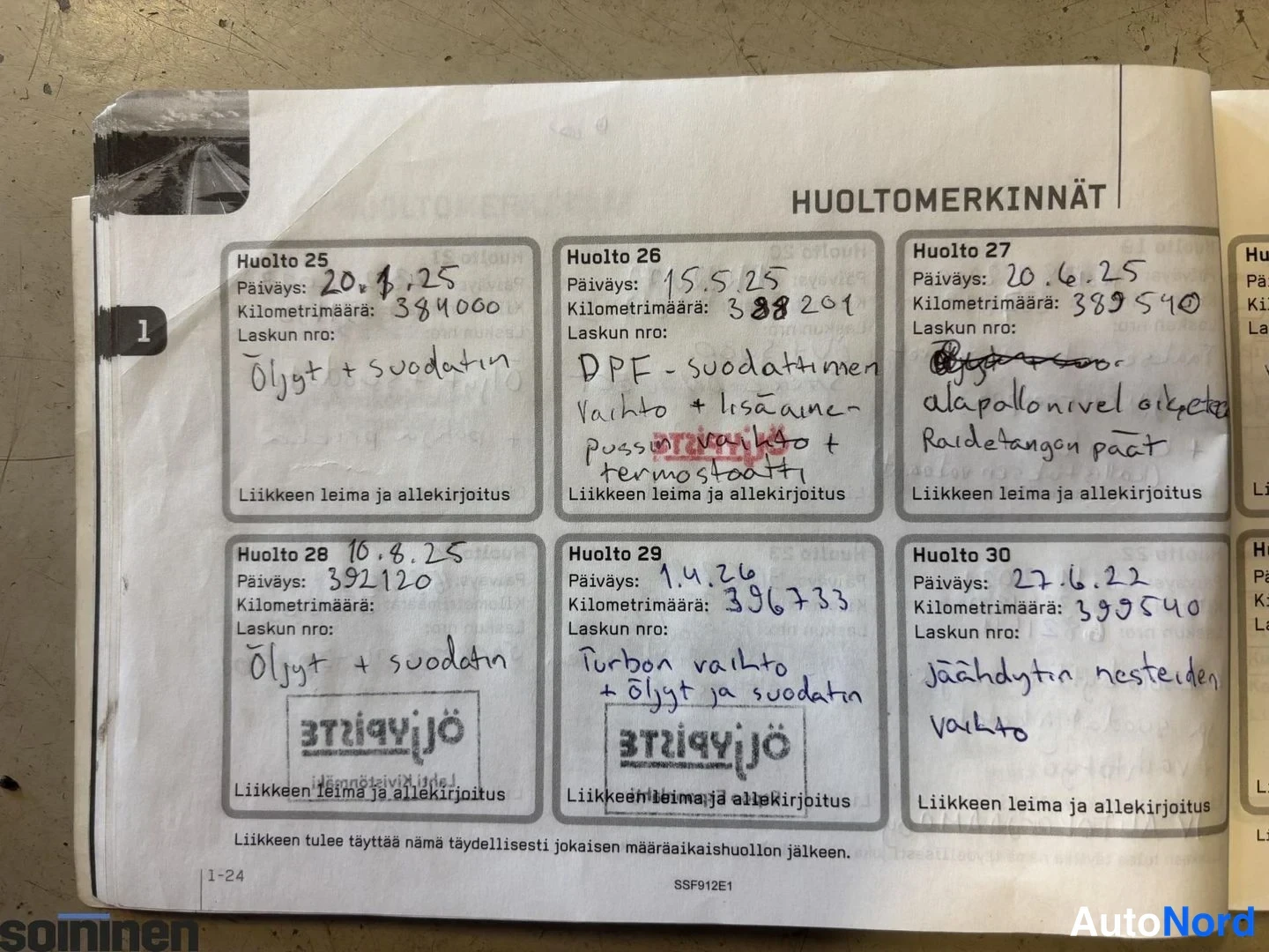 Muu: Huoltokirjan sivu huoltomerkinnöillä 25–30, käsin kirjoitettuja huolto- ja varaosamerkintöjä sekä Korjalehto-leimoja.