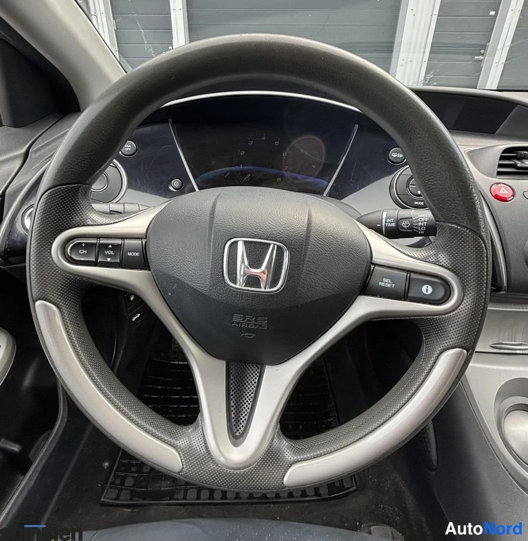 Muu: Ohjauspyörä ja kojelauta; pyörässä Honda-merkki ja HMD-painikkeet.