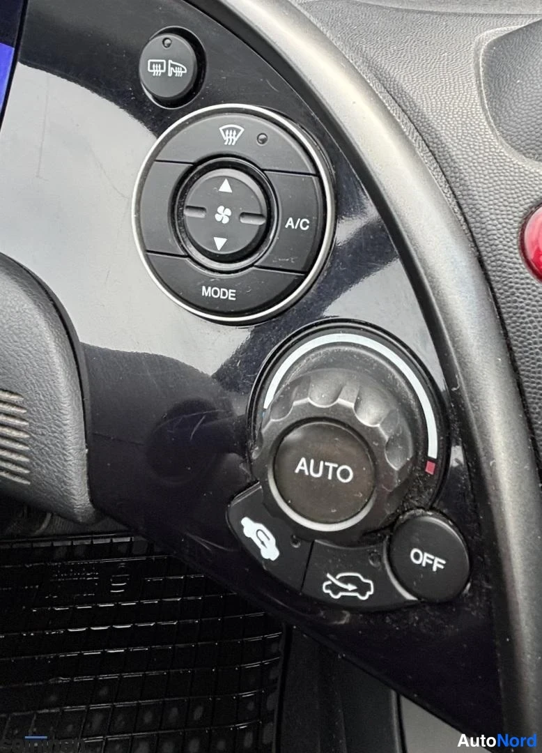 Muu: Ilmastointilaitteen A/C- ja AUTO-ohjaimet kojelaudassa