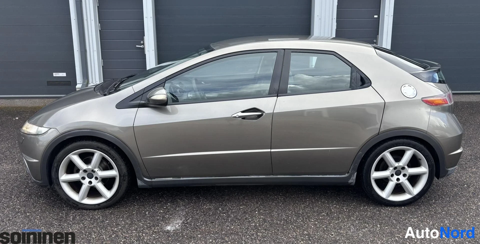 Sivulta: Honda Civic viistoperä sivulta kuvattuna, hopeanharmaa korimaali, viisiovinen