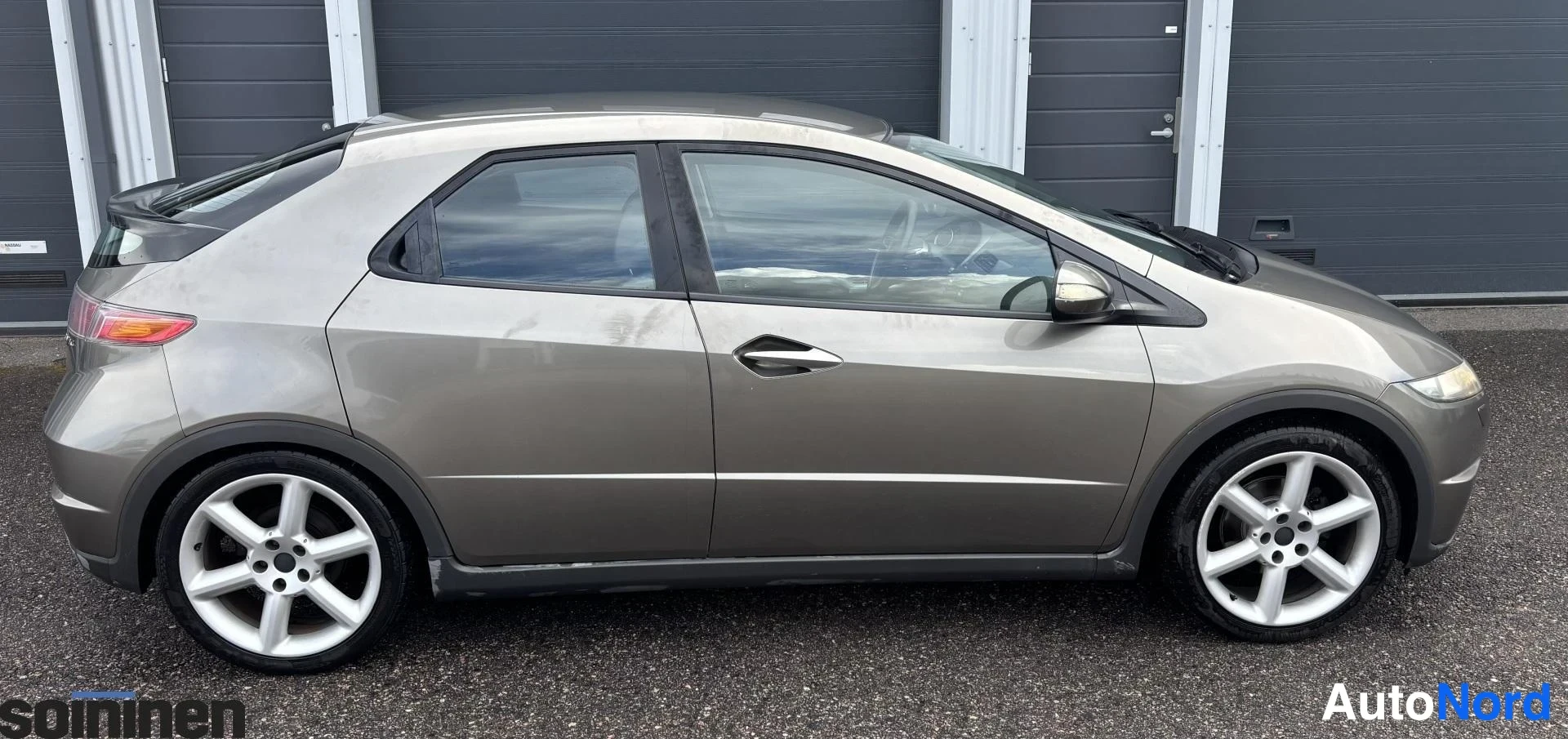 Takaviisto: Honda Civic viistoperä takaviistosta kuvattuna, hopeanharmaa korimaali ja kevytmetallivanteet