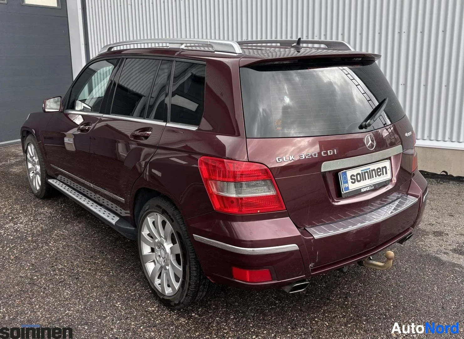 Takaviisto: Takareunasta ja vasemmasta sivusta kuvattu Mercedes-Benz GLK 320 CDI. Kuvassa on taaksepäin vedettävä teline, katto- ja sivupakit sekä alumiinivanteet. Punarusk