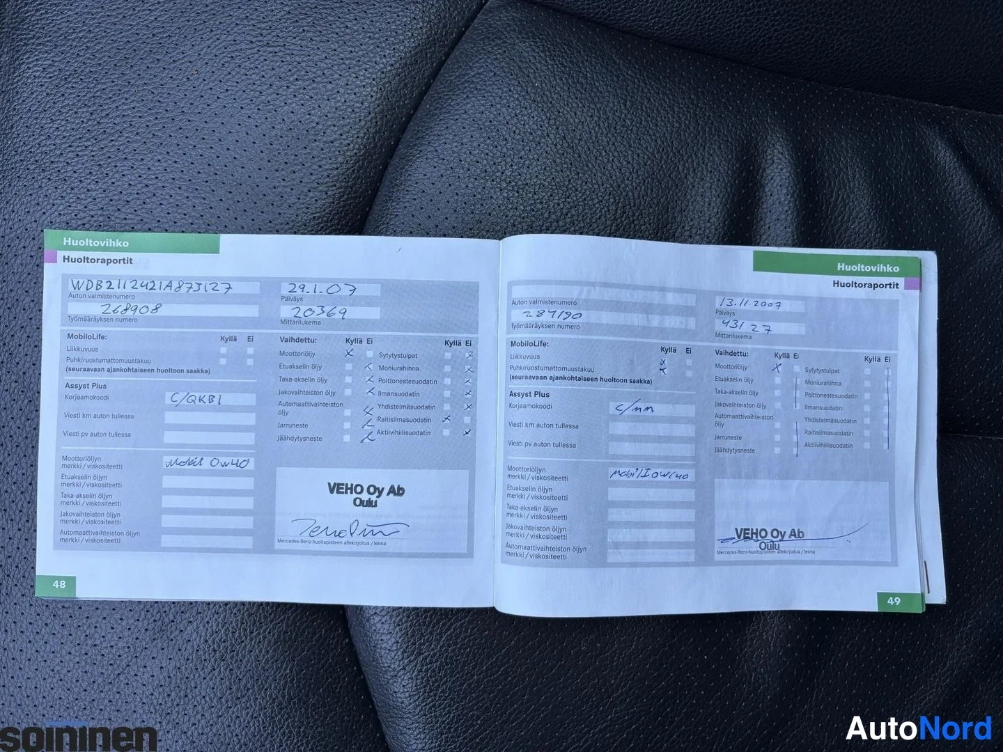 Muu: Avoimella palkeilla oleva Mercedes-Benzin huoltovihko, huoltoraportit sivuilta 48–49merkinnöin.