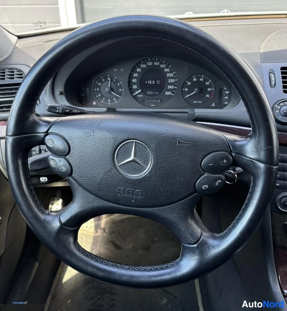 Muu: Mercedes-Benzin ohjauspyörä ja mittaristo: nopeusmittari 0–260 km/h, lämpötila +15,5 °C, matkamittari 9331 km ja kokonaismatka 124788 km.