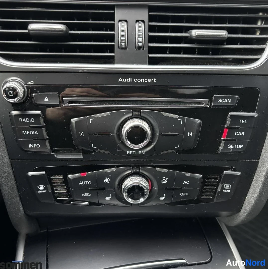 Muu: Audi concert -radiopaneeli ja automaattisen ilmastoinnin säätimet mustassa keskikonsolissa.
