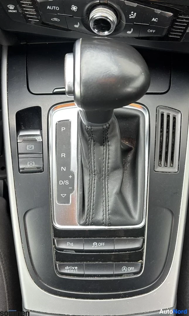 Muu: Automaattivaihteen valitsinope ja drive select- sekä pysäköintijarrunapit Audi keskikonsolissa.
