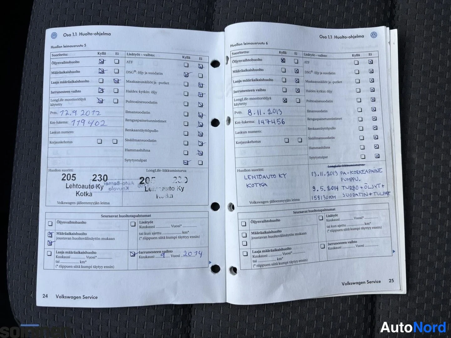 Yksityiskohta: Avoin Volkswagen-huoltokirja, sivut 24-25, huolot merkitty 12.9.2012 (119 402 km) ja 8.11.2013 (147 456 km), Lehtoauto Ky Kotka; käsin merkinnät korkeapainepump