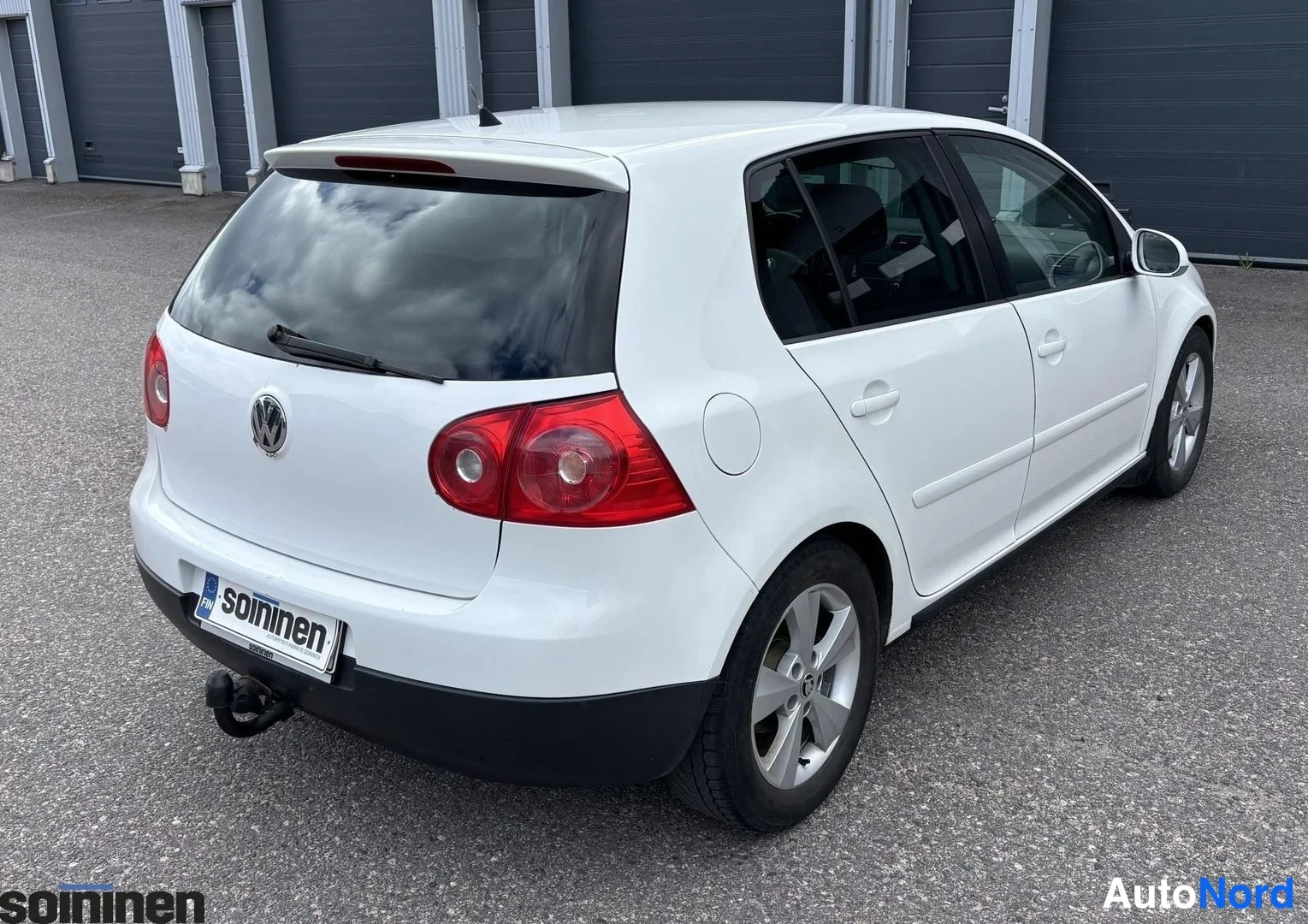 Takaviisto: Auto takaa ja oikealta puolelta. Oikea takavalo ja 'soininen'-nimikkeen omaava rekisterikilpi ovat selvästi näkyvillä.