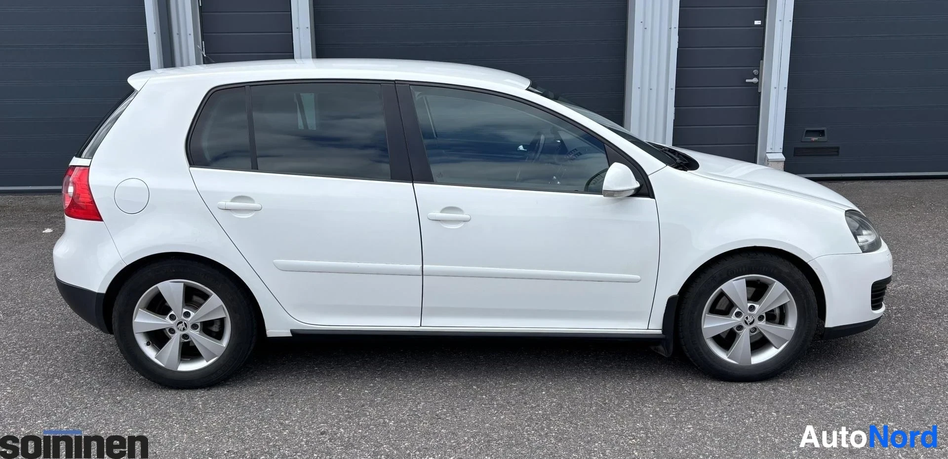 Sivulta: Volkswagen Golf, valkoinen, sivukulmanäkymä