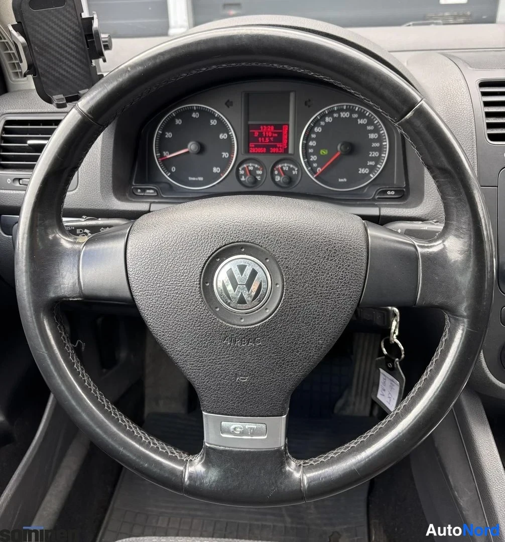 Yksityiskohta: Lähikuva Volkswagen-ohjauspyörästä ja mittaristosta, johon auton avaimet on jätetty roikkumaan.