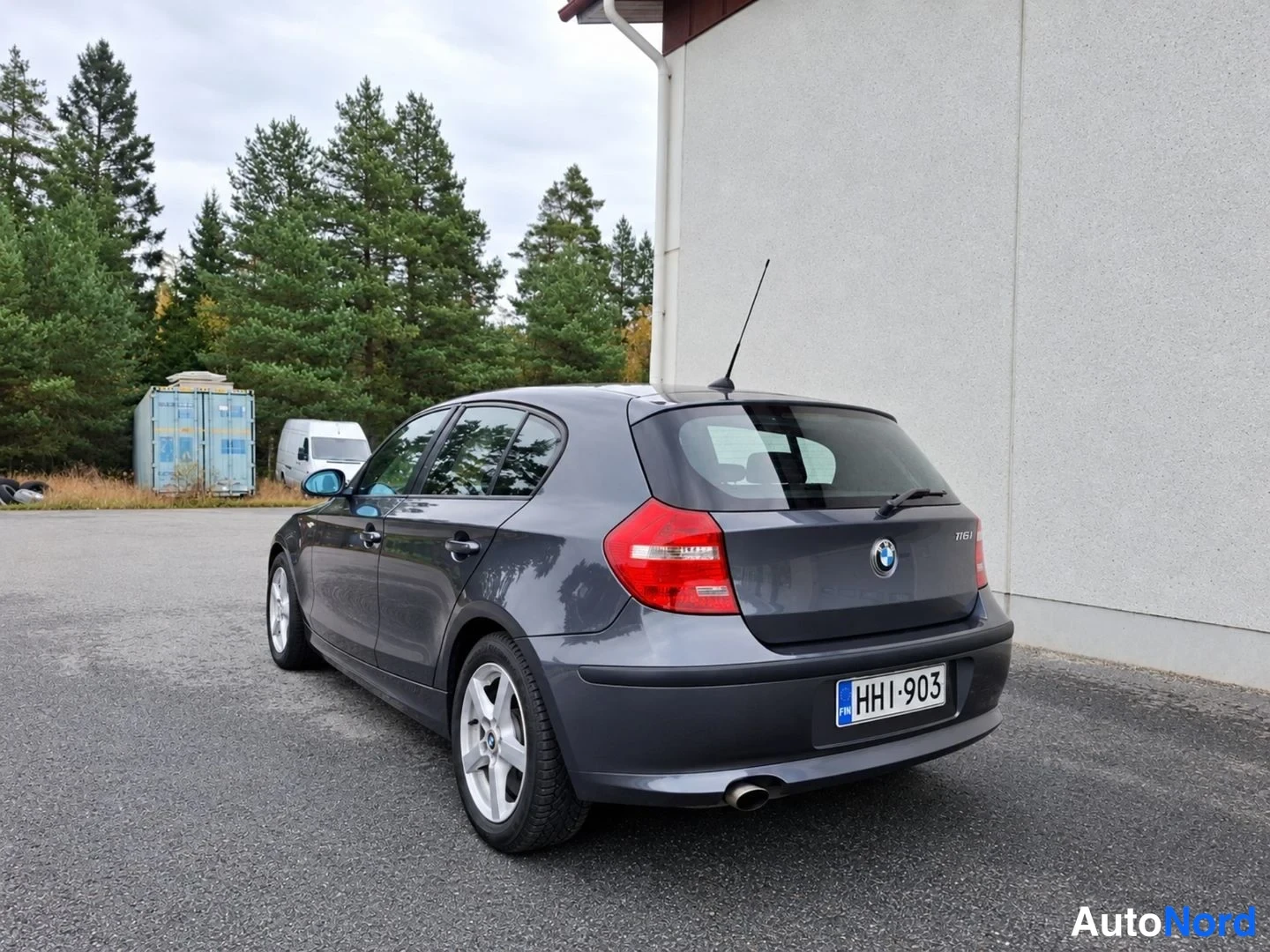 Takaviisto: BMW 1-sarjan viistoperä takaa oikealta kuvattuna, pakoputki näkyy, rekisteri HH I-903.