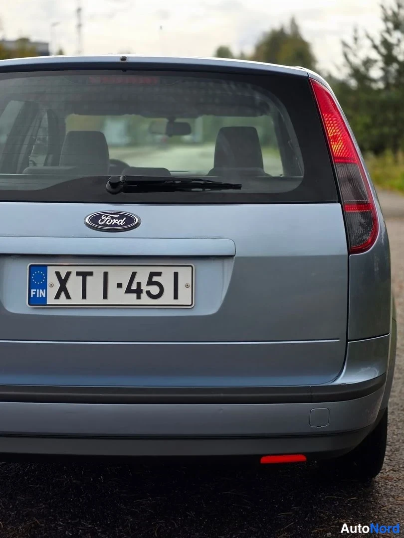 Takaa: Auton takaosaa lähikuva: Ford-tunnus, takaluukun pyyhkijä, takavalot ja rekisterikilpi.