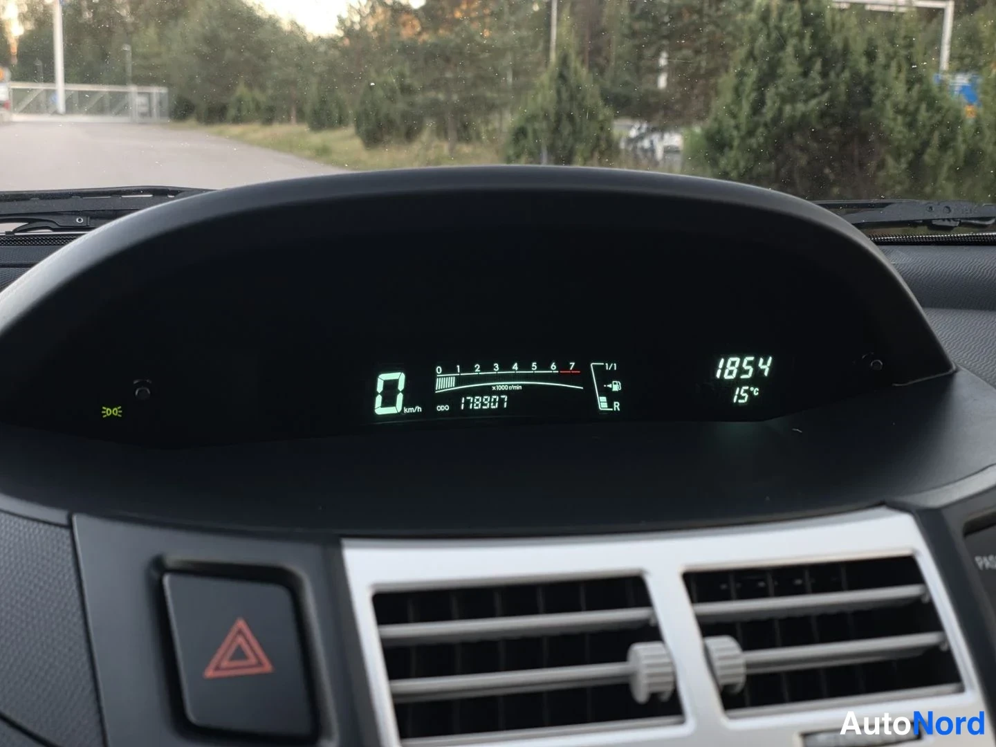 Muu: Digitaalinen mittaristo, mittarilukema 178907 km, ulkolämpötila 15 °C.