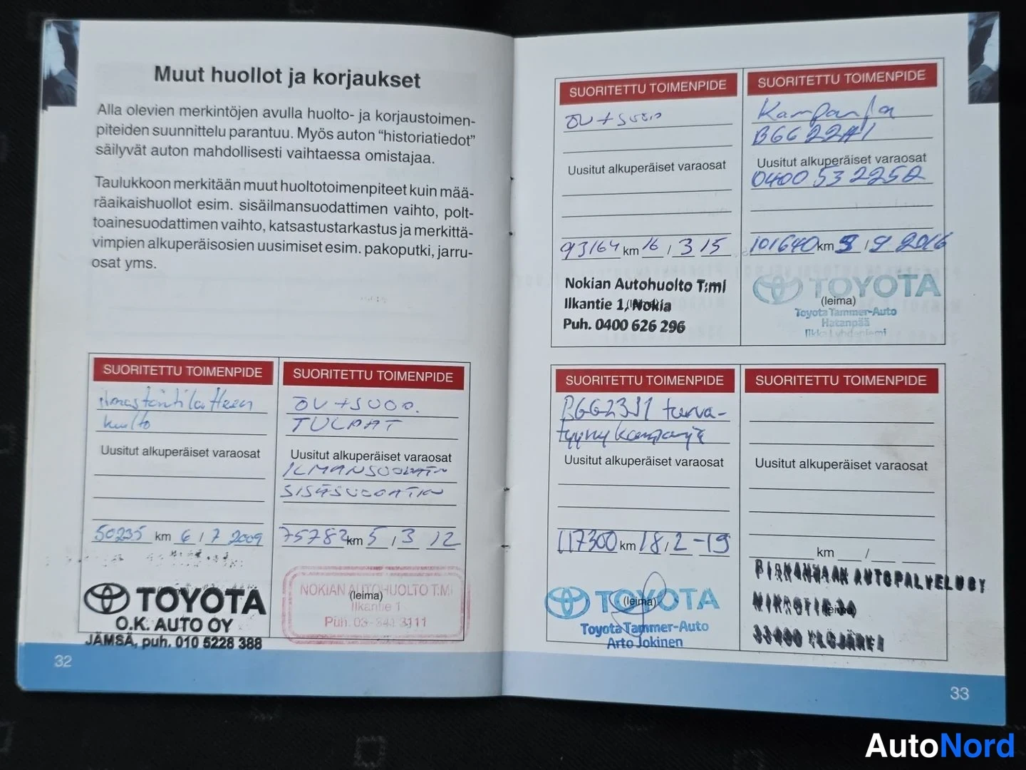 Yksityiskohta: Huoltokirjan sivut 32–33: 'Muut huollot ja korjaukset' ja käsinkirjoitetut huoltomerkinnät Toyota-huolloilta, km-lukemat 93164–117300.