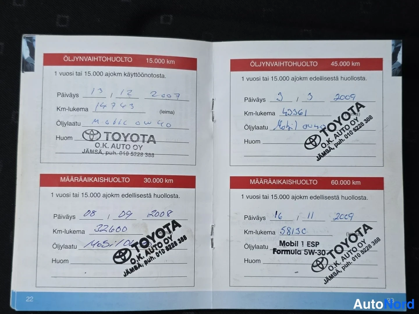 Muu: Huoltokirjan sivu, jossa neljä täytettyä huoltokohtaa Toyota-merkillä ja leimoilla.