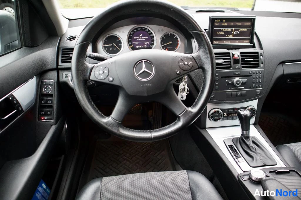 Muu: Ohjaamosta: Mercedes-merkkinen ohjauspyörä, mittaristo ja keskikonsolin näyttö ja radiopaneeli.