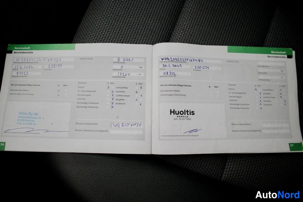 Edestä: Avoin huoltokirja, Serviceberichte-sivut, vanhempi huolto vasemmalla ja Huoltis-taydennys oikealla.