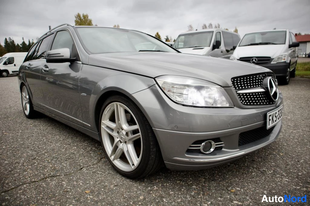 Etuviisto, nokka oikealle: Mercedes-Benz C-sarjan farmari etukulmasta oikealta, keula kuvan oikeassa reunassa, rekisterikilpi.