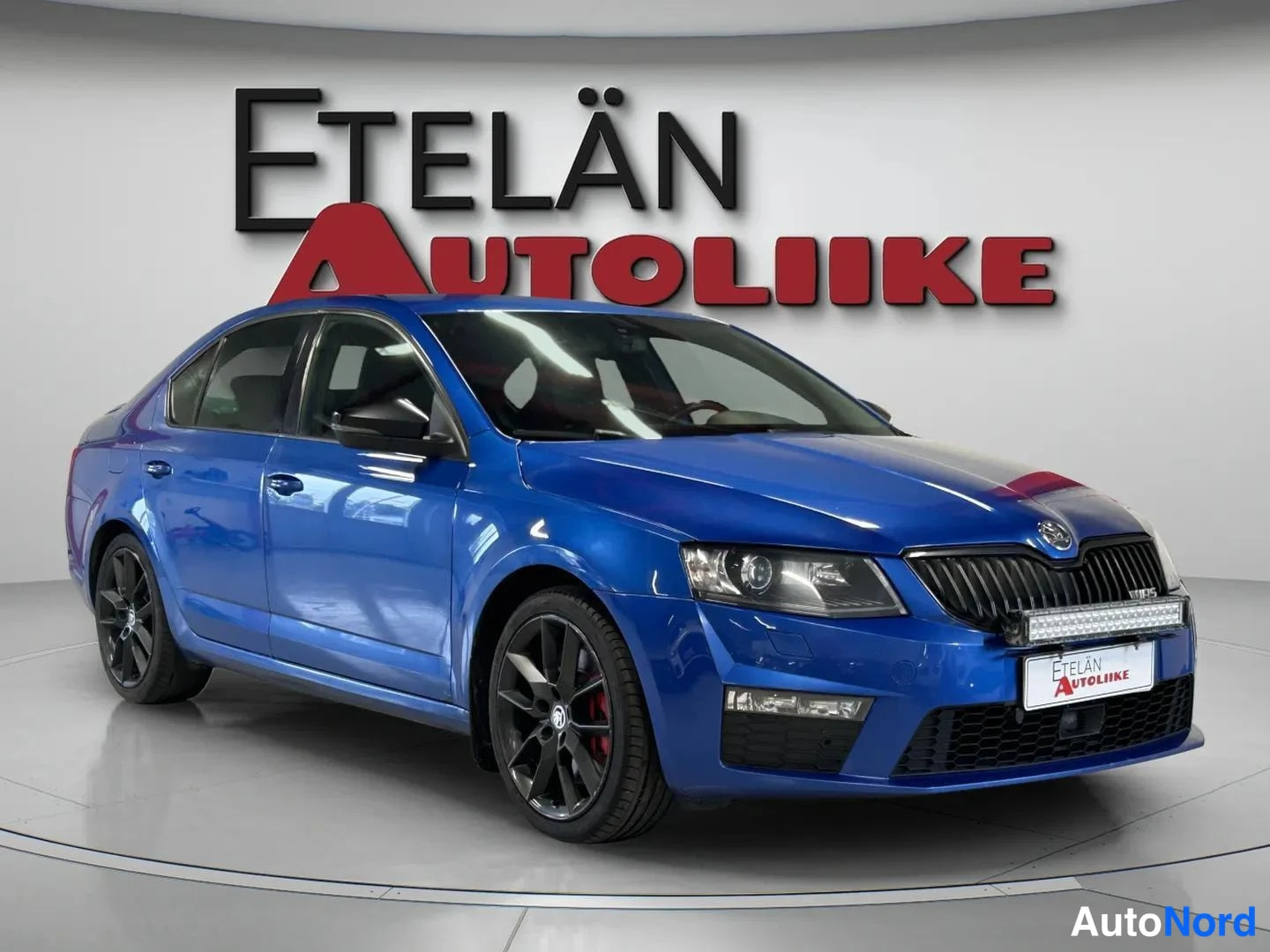 Sininen Skoda Octavia 2014, etuviisto, keula oikealle, kuva 2