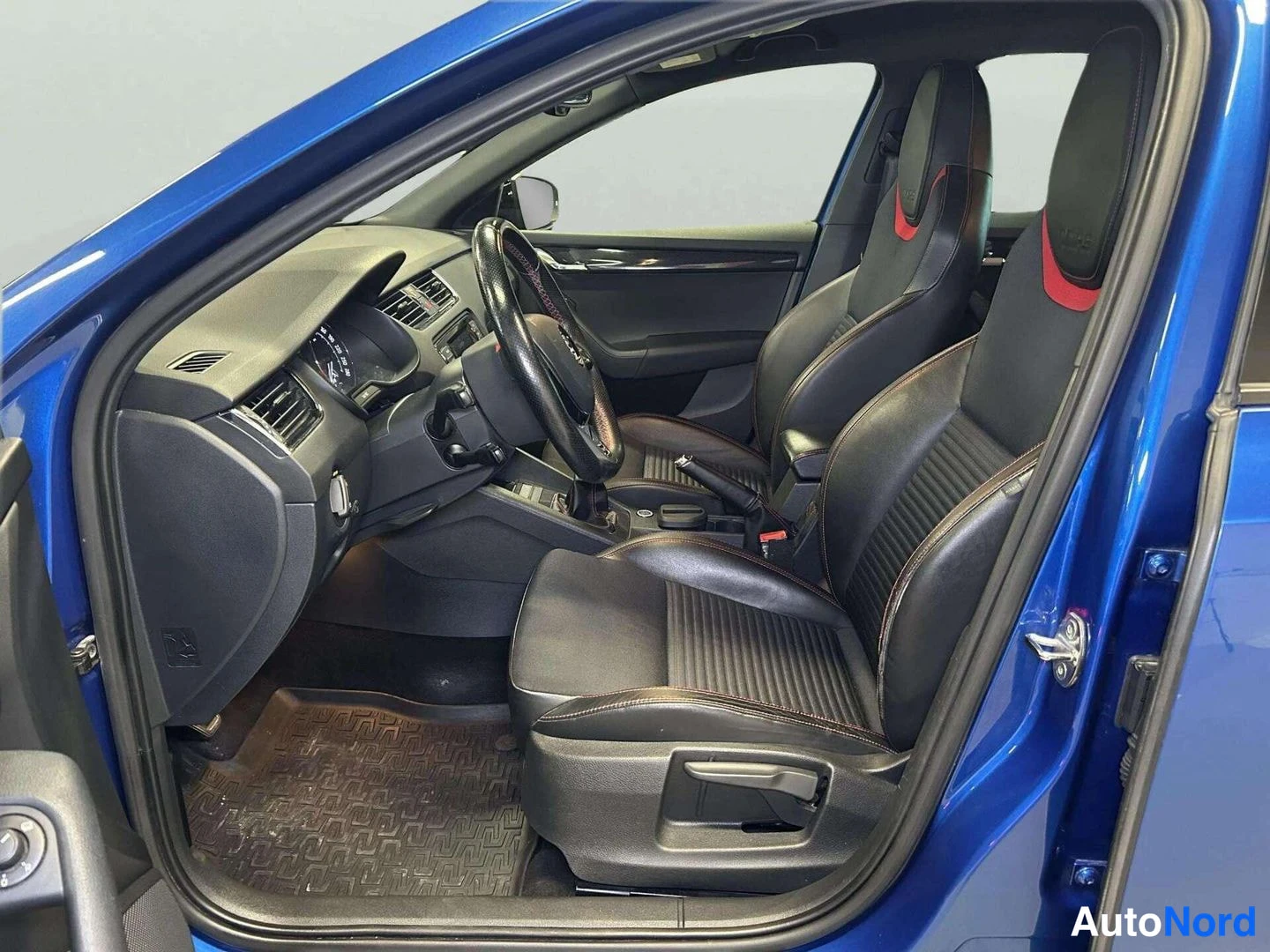 Sininen Skoda Octavia 2014, etuviisto, keula oikealle, kuva 3