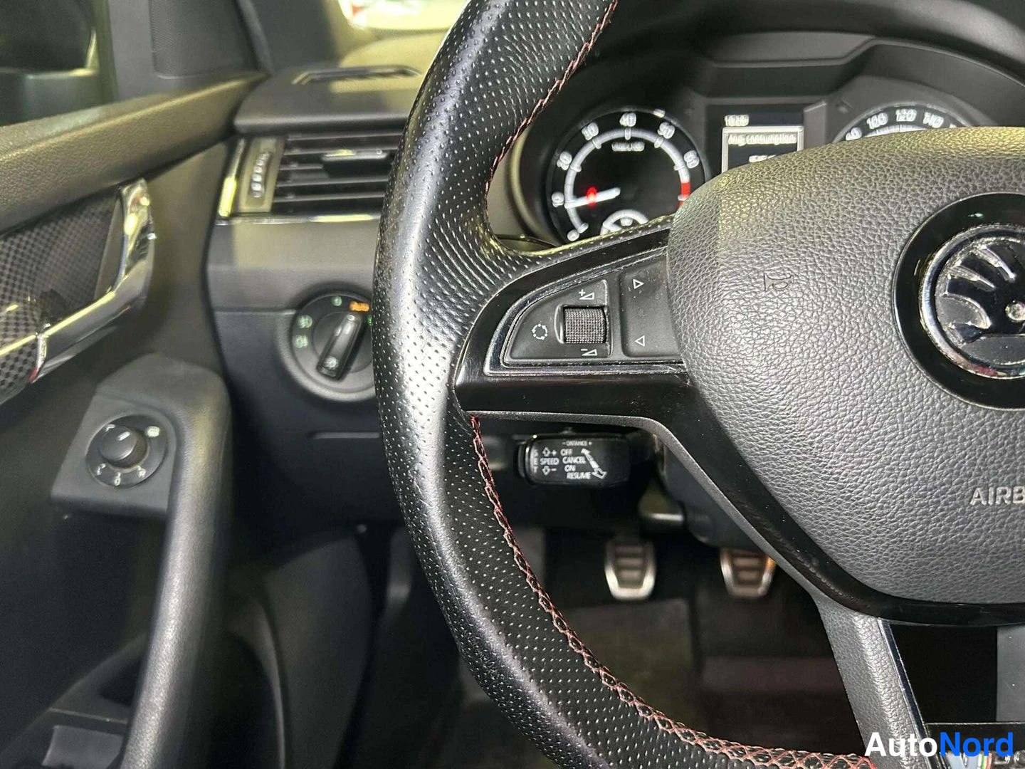 Sininen Skoda Octavia 2014, kuva 18