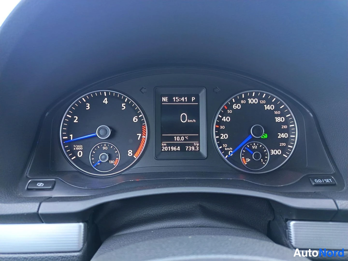 Muu: Mittaristo lähikuvassa: nopeusmittari 300 km/h, kierrosmittari 8, näytössä 0 km/h, kuljetin 201964 km ja matkamittari 739,3 km.