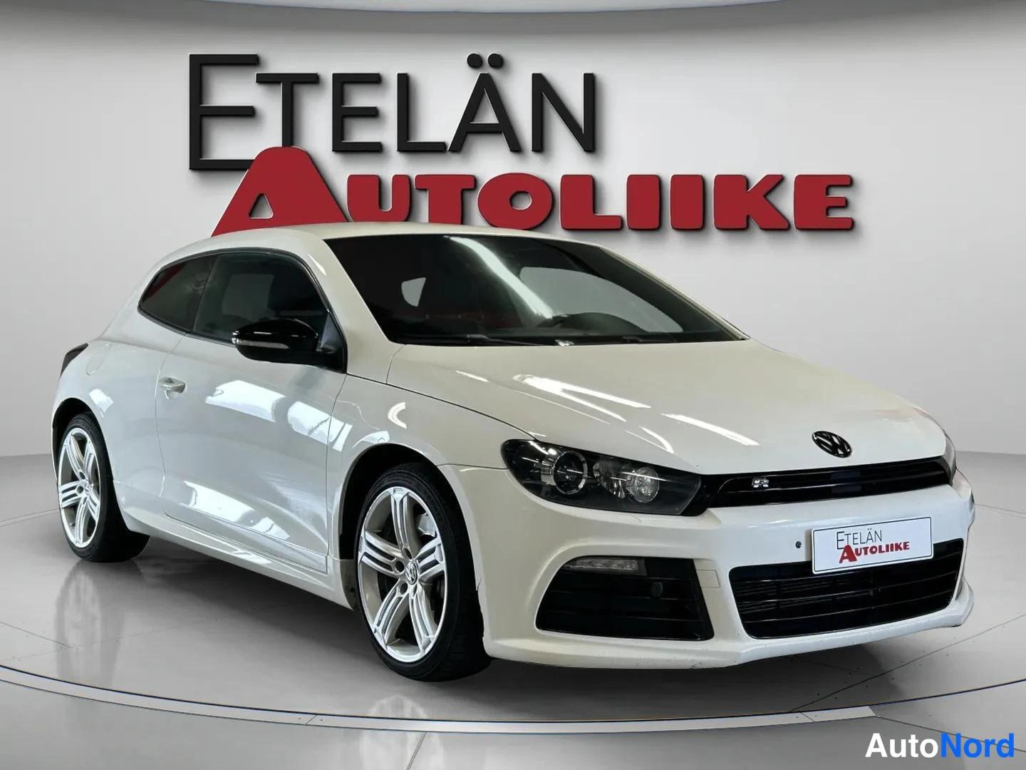 Valkoinen Volkswagen Scirocco 2010, etuviisto, keula oikealle, kuva 3