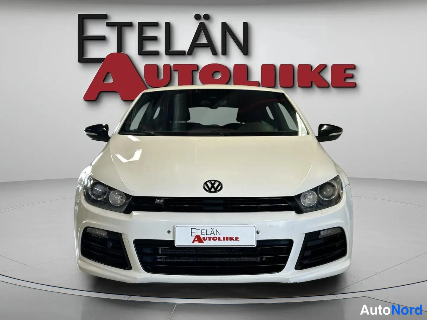 Valkoinen Volkswagen Scirocco 2010, edestä, kuva 4