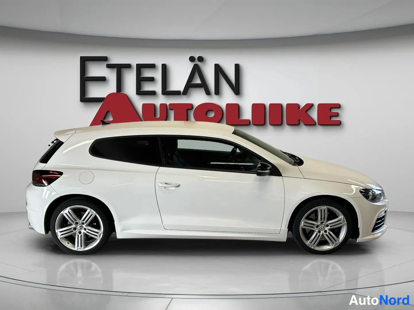 Valkoinen Volkswagen Scirocco 2010, etuviisto, keula oikealle, kuva 2