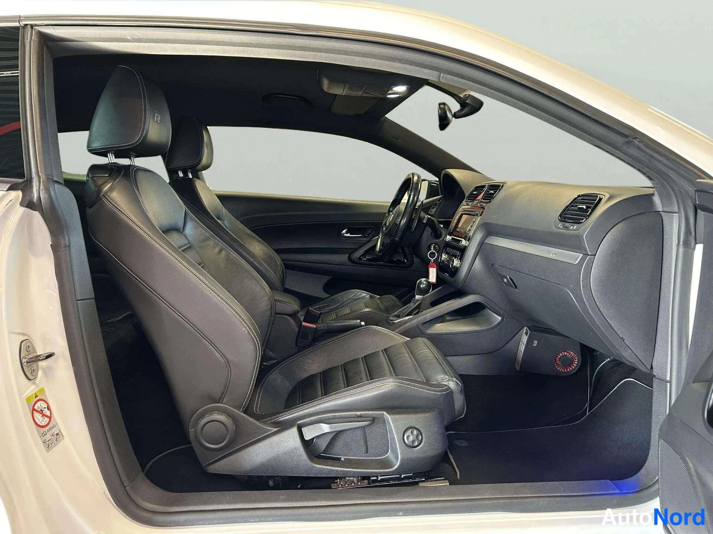 Valkoinen Volkswagen Scirocco 2010, kuva 25