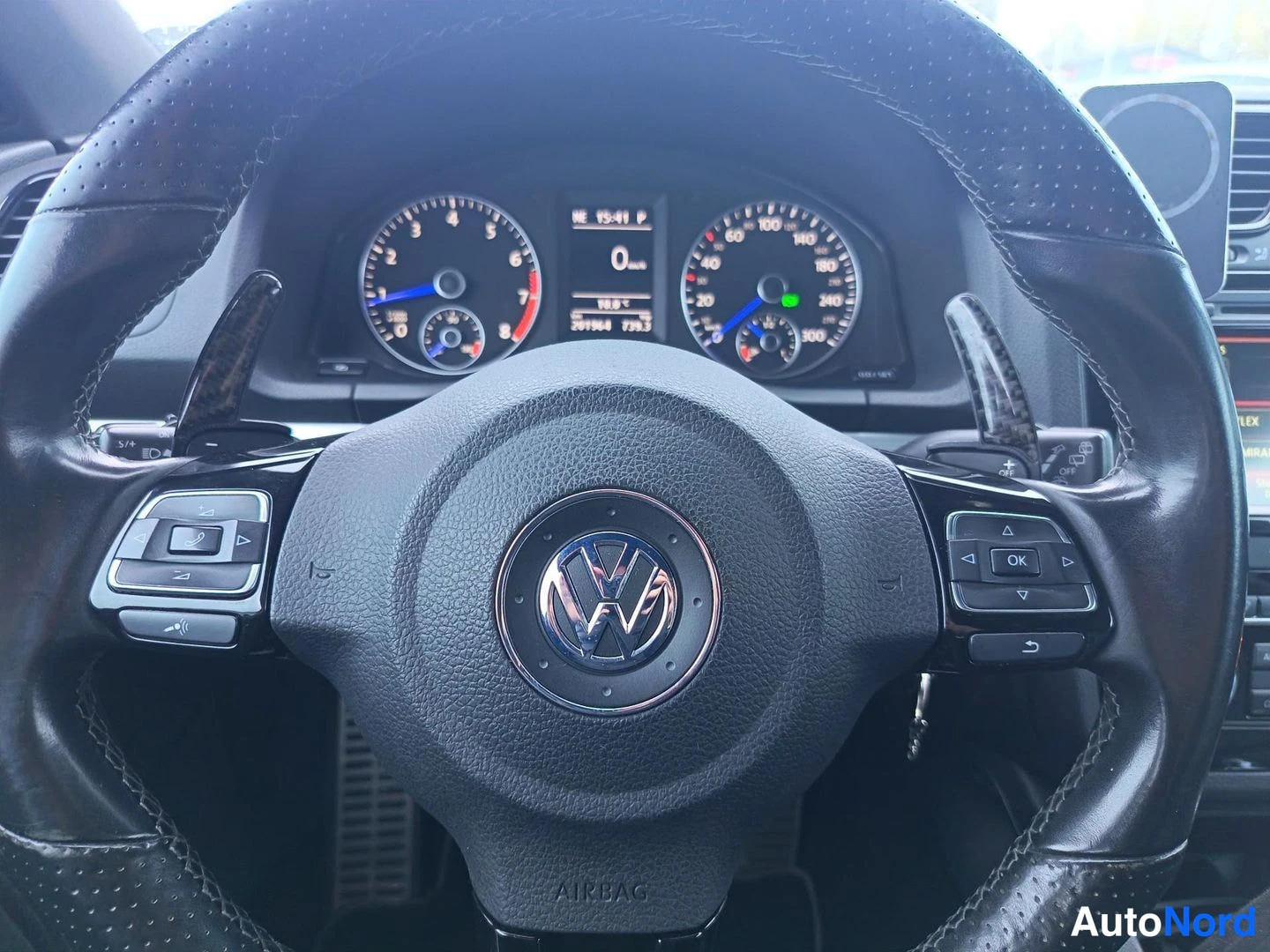 Muu: Volkswagen-ohjauspyörä ja mittaristo, pyörän nappien takana näkyvät vaihtamisvivut.