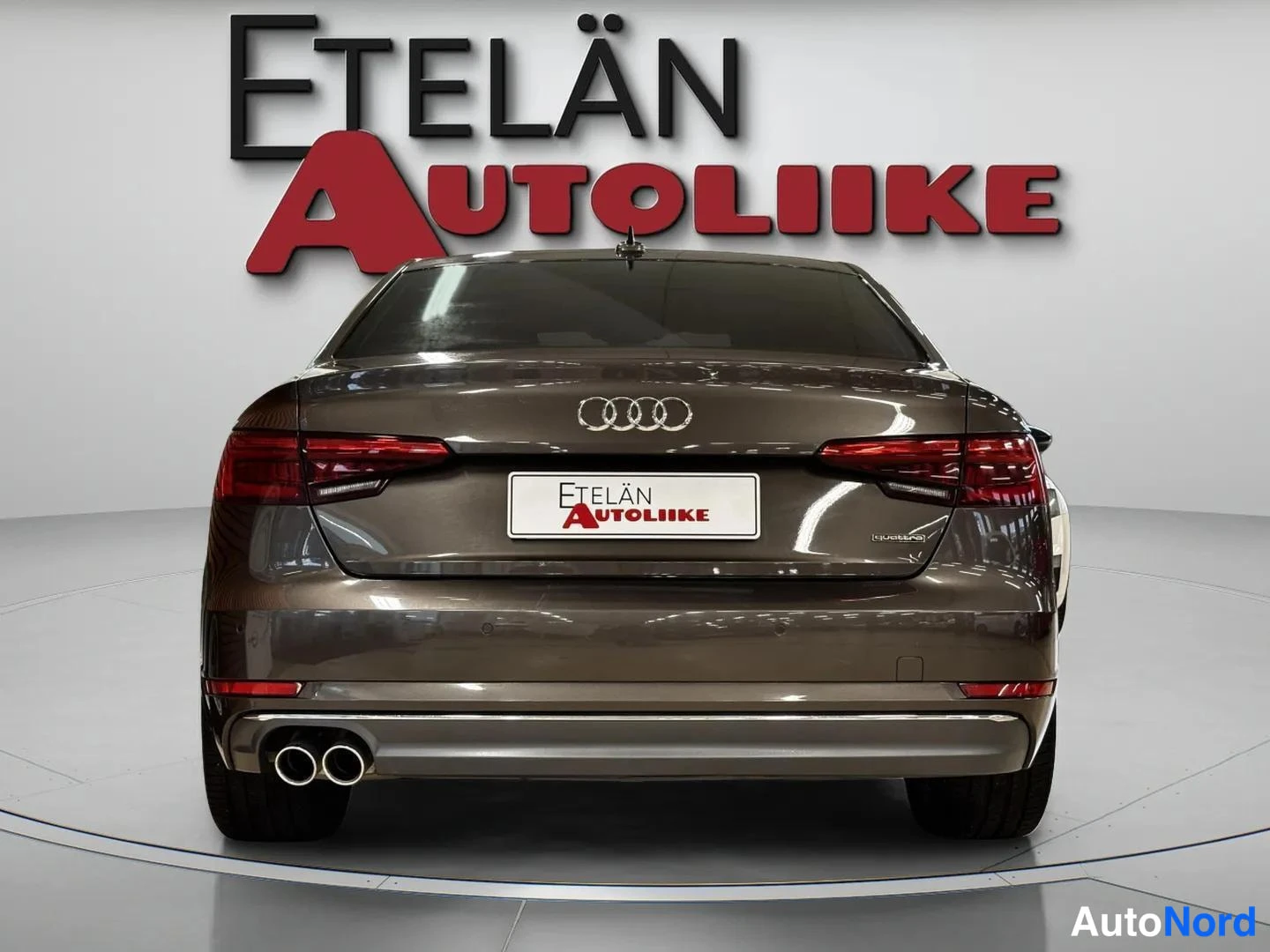 Takaa: Audi A4:n perä suoraan takaa kuvattuna, nelirenkaat-merkki näkyvissä.