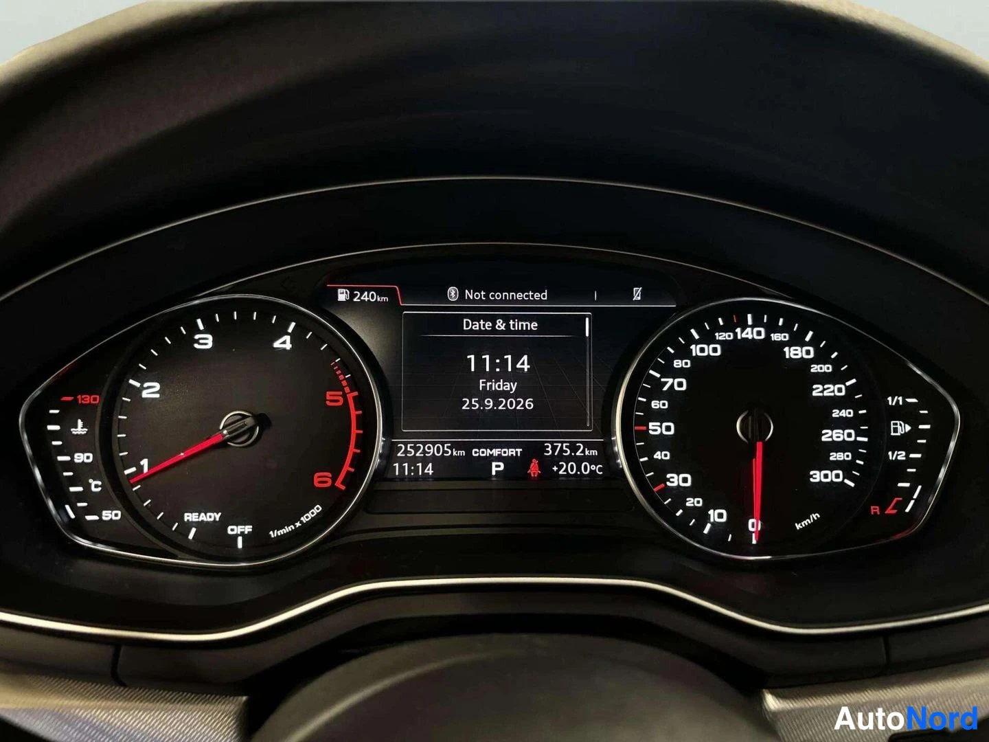 Muu: Kuva mittaristosta: nopeusmittari 10–300 km/h, kierroslukumittari 1–6 (READY / OFF -merkinnät), näytöllä 'Date & time 11:14 Friday 25.9.2026', '252905 km', 'COM