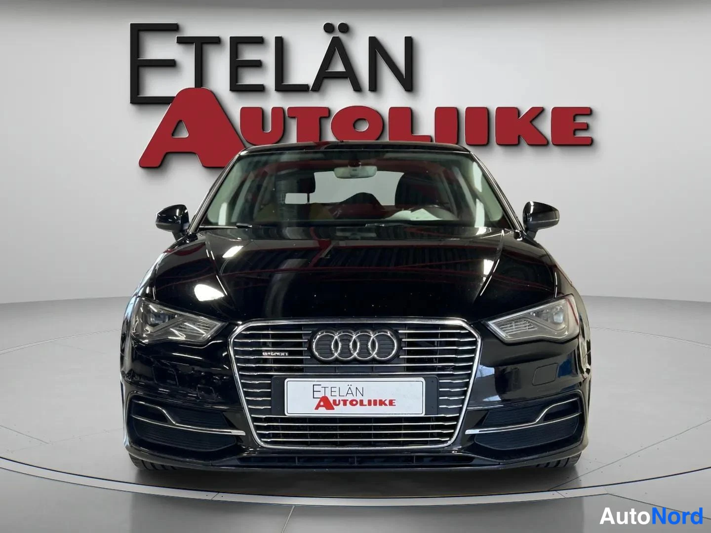 Musta Audi A3 2015, edestä, kuva 3