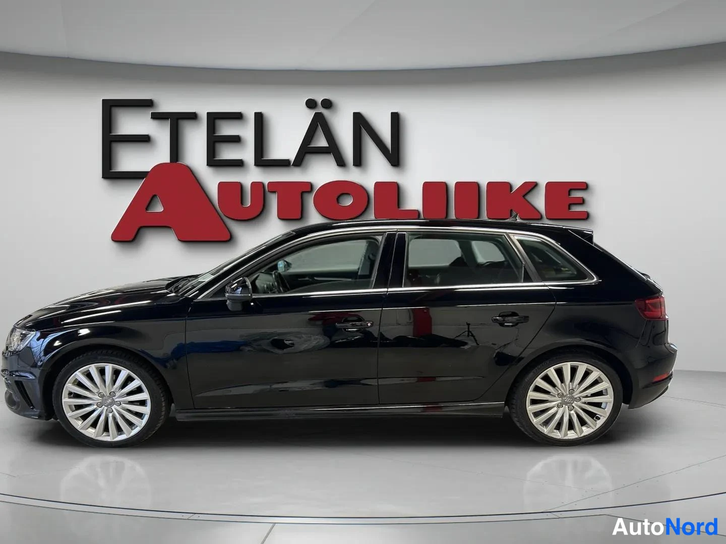 Musta Audi A3 2015, sivulta, kuva 4