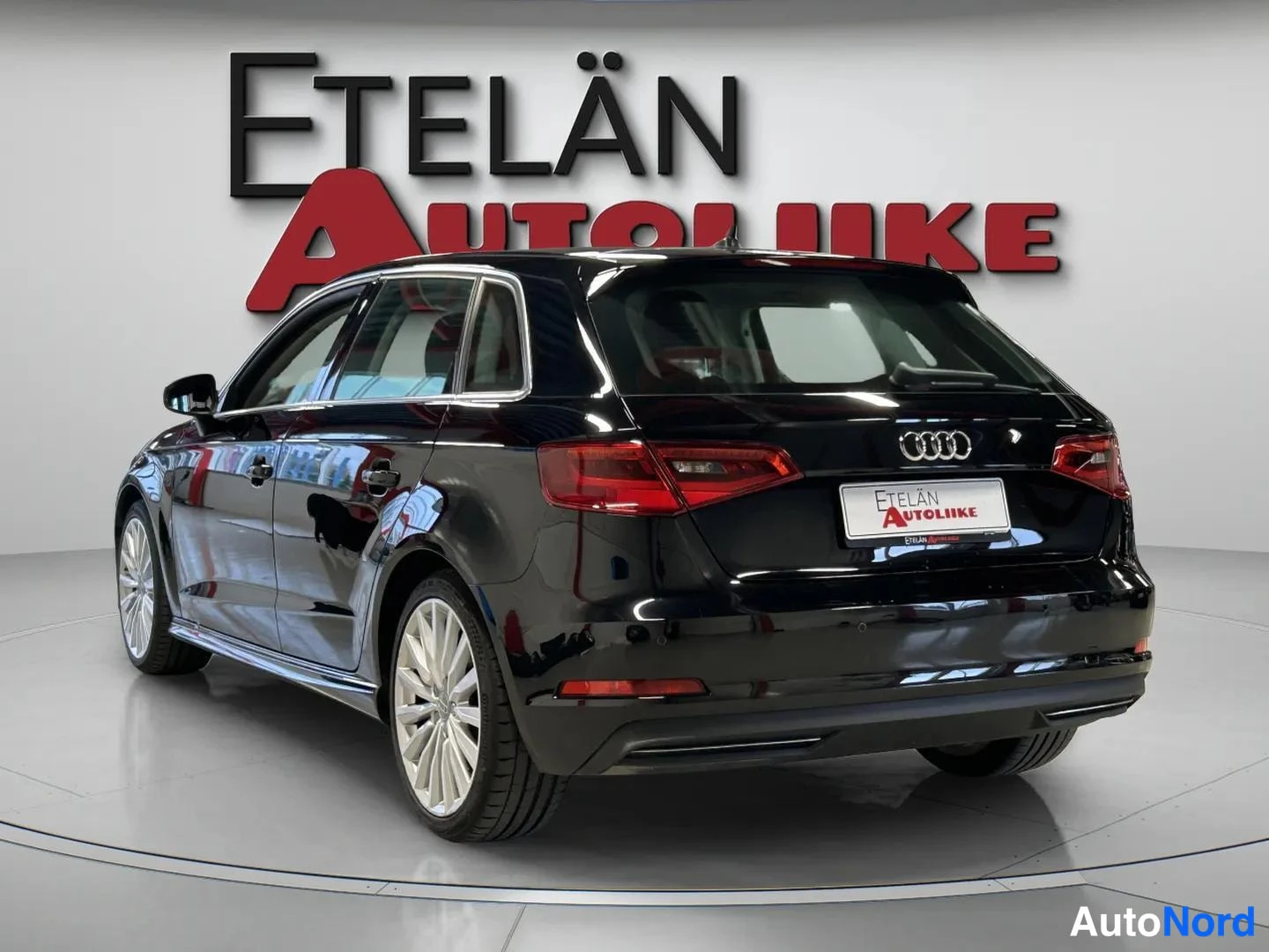 Musta Audi A3 2015, takaviisto, kuva 6