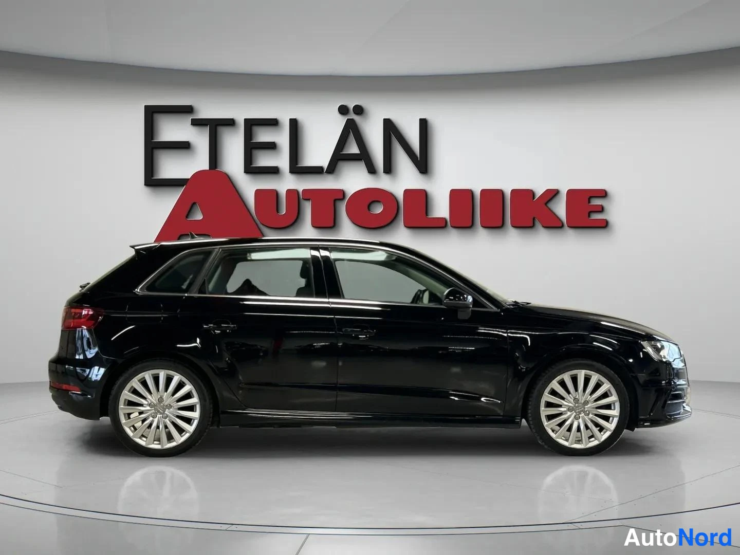 Musta Audi A3 2015, sivulta, kuva 5