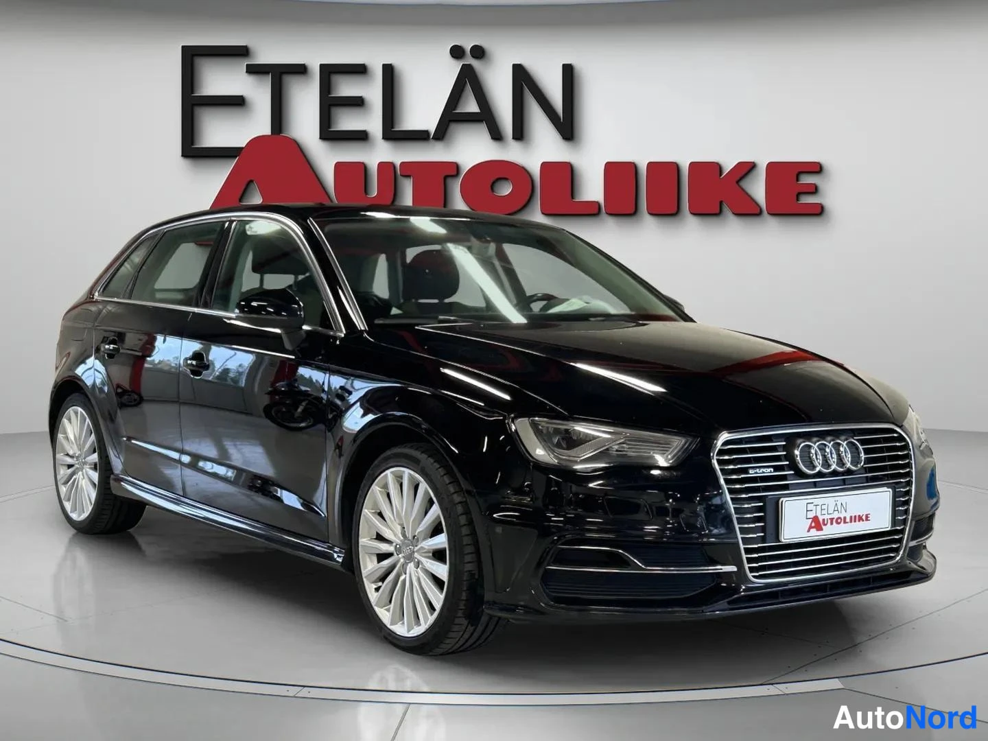 Musta Audi A3 2015, etuviisto, keula oikealle, kuva 2