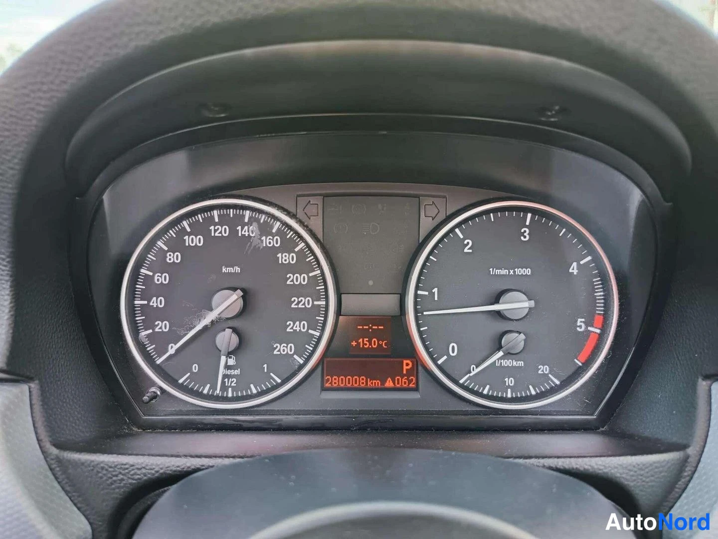 Muu: Mittaristo lähikuvassa: nopeusmittari asteikolla jopa 260 km/h, Diesel-merkintä, kierrosmittari jopa 5 (1/min x 1000), ulkolämpötila +15.0 °C, P-vaihde ja matka