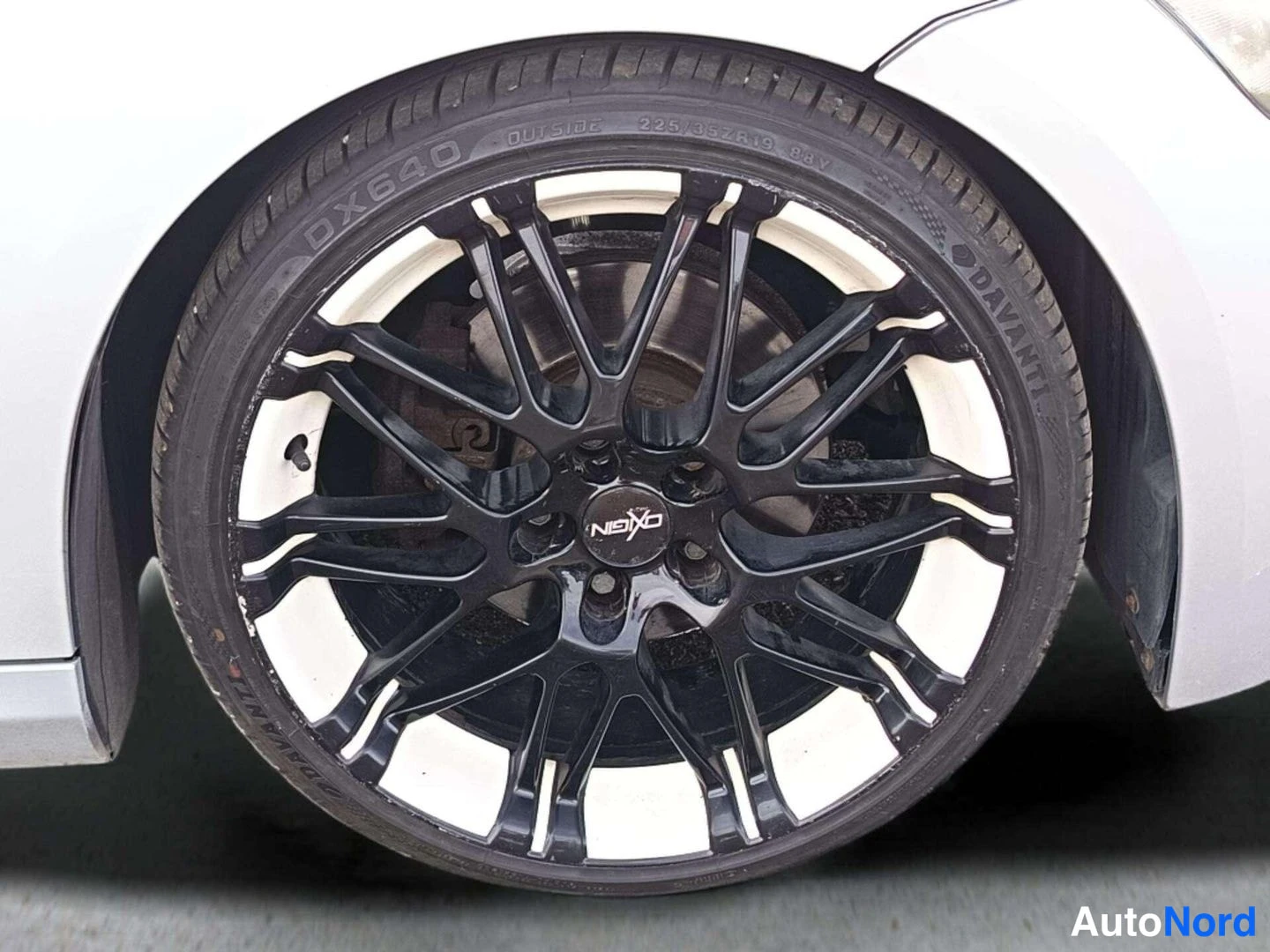 Yksityiskohta: Mustan vanteen lähikuva; rengastunnus DX640 ja koko 225/35ZR19 näkyvät renkaan sivussa.