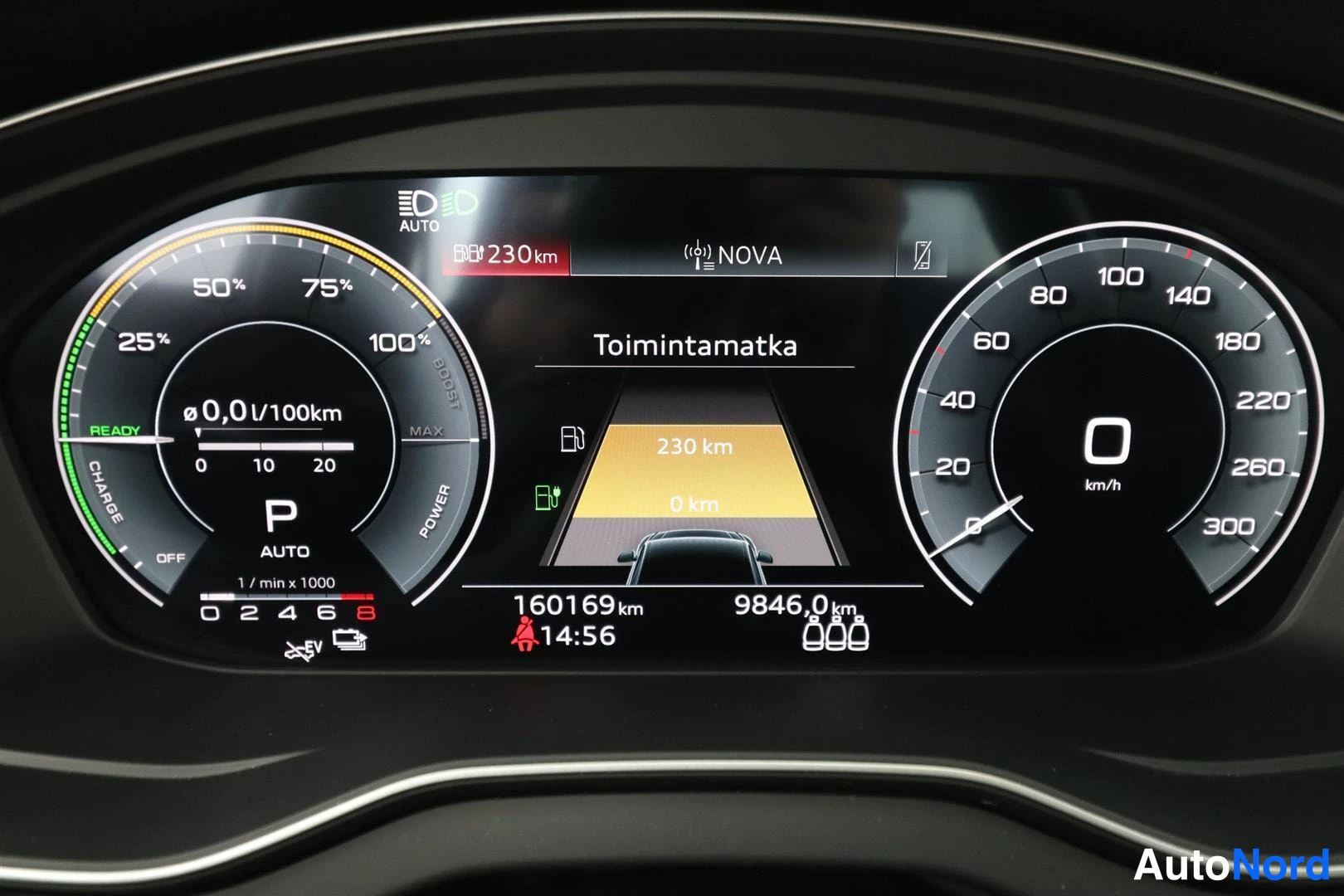 Muu: Dashboard instrument cluster with digital display showing vehicle mileage, fuel consumption, and warning lights.