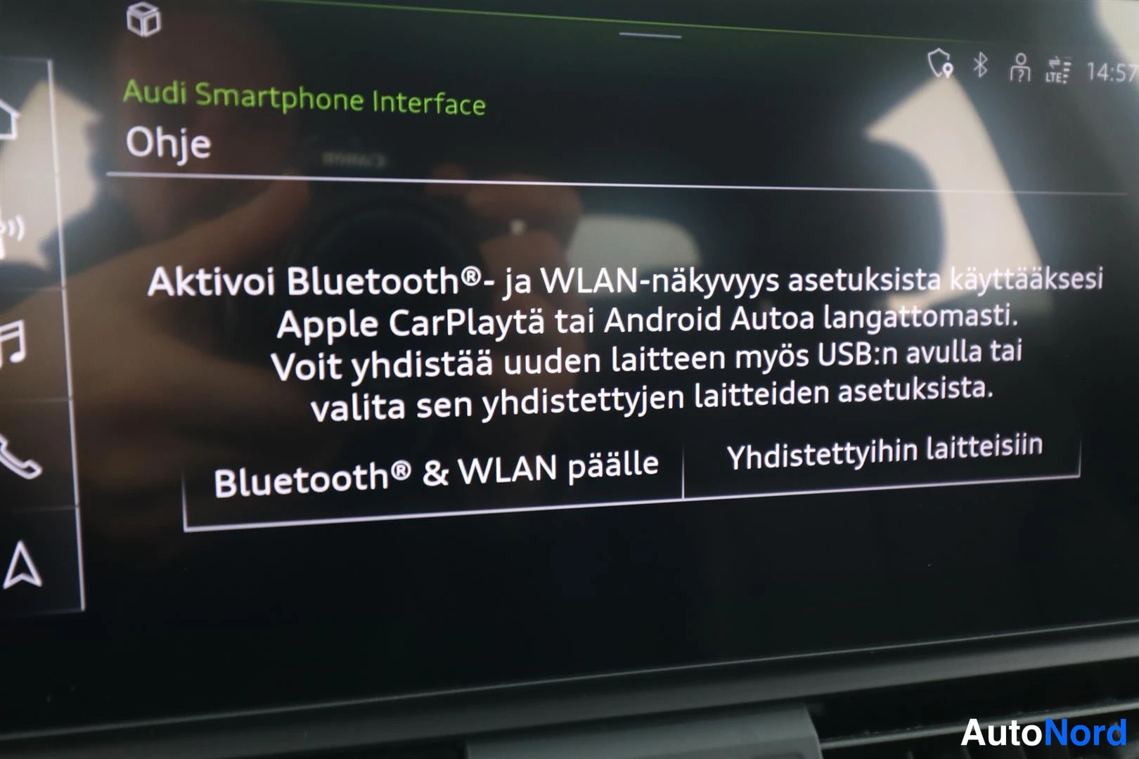 Etuviisto: Audi Smartphone Interface -ohjenäkymä keskinäytössä, jossa ohje Bluetoothin ja WLANin aktivoinnista langatonta Apple CarPlayta ja Android Autoa varten.