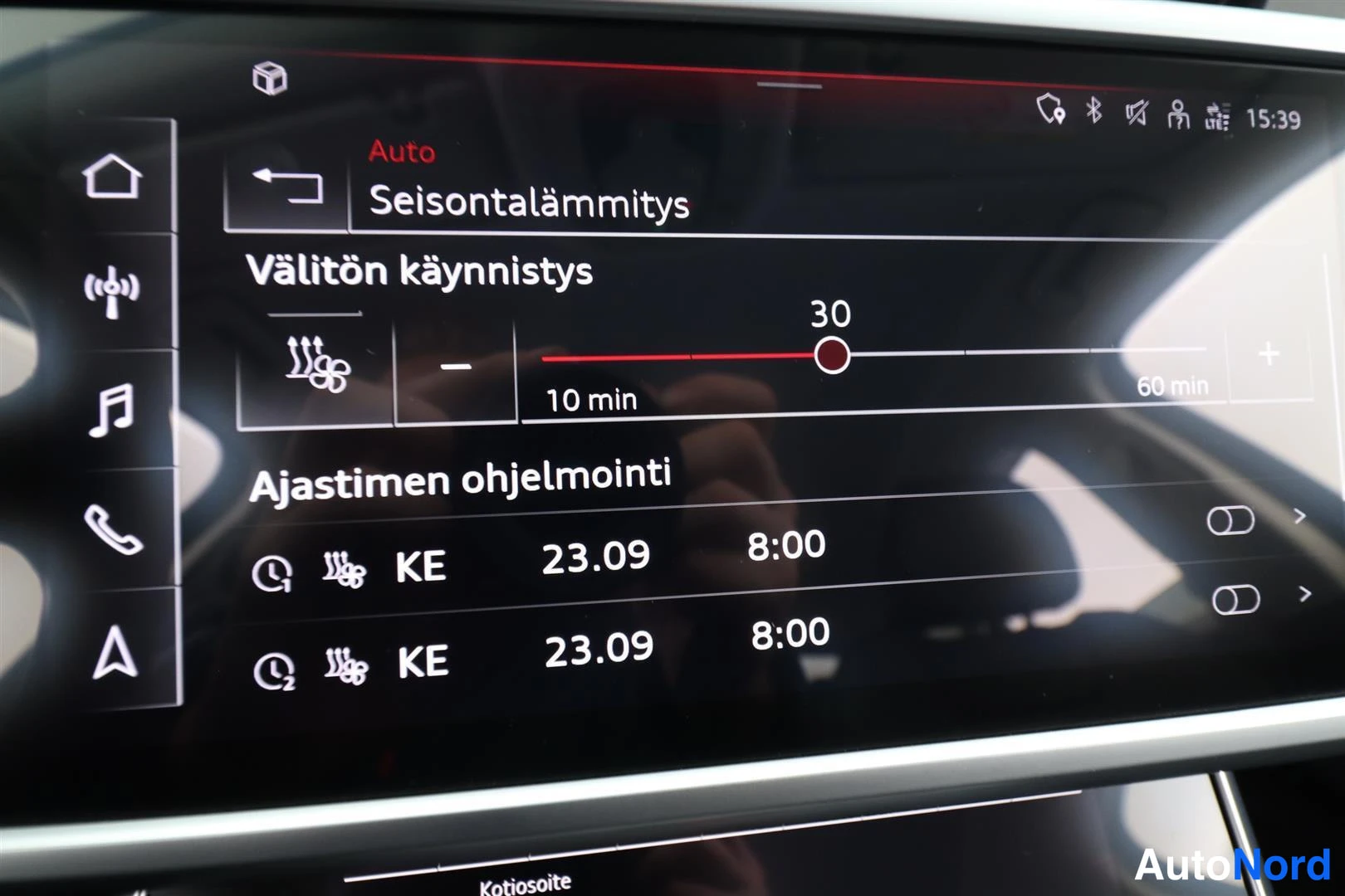 Muu: Audi-näytön Seisontalämmitys-ruutu: väliton käynnistys asetettuna 30 minuuttiin ja ajastimet KE 23.09 klo 8:00.