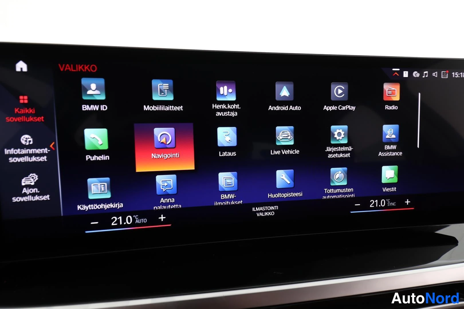 Muu: BMW:n näytön valikossa näkyvät sovellukset kuten Apple CarPlay, Android Auto, Navigointi, Radio ja BMW Assistance.