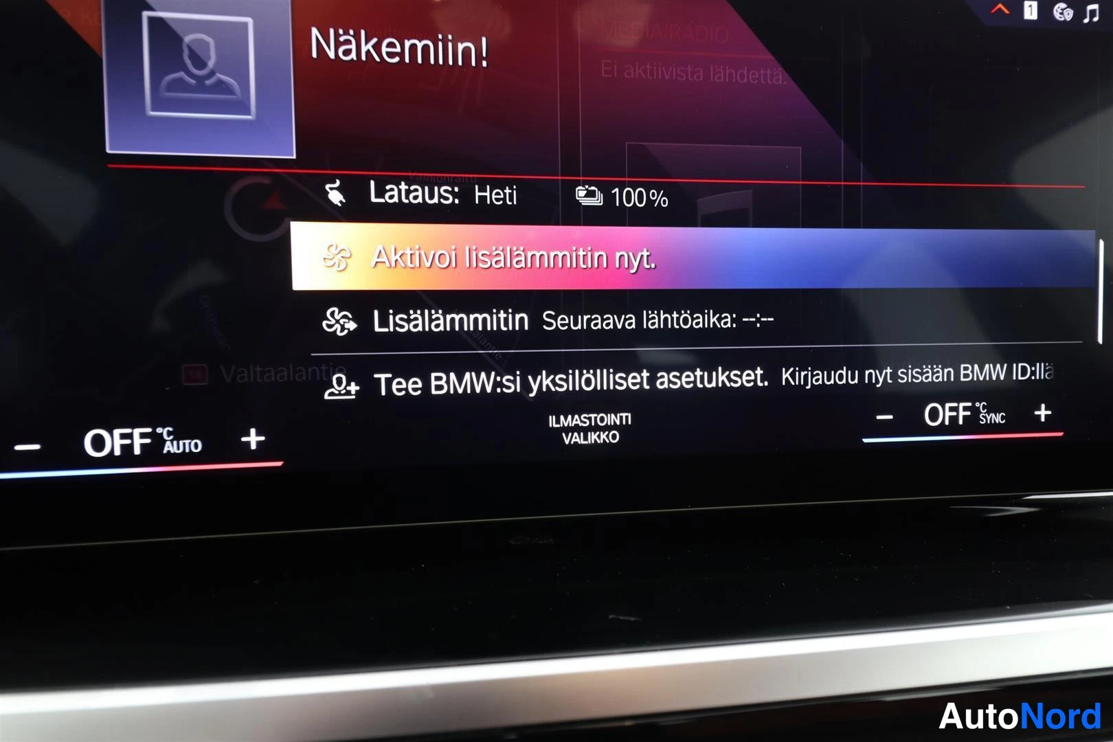 Sivulta: Auton中央信息屏幕显示Näkeimin!屏幕， 车辆当前充电状态： Heti 100%， 21.0°C， 含21.0°C的AUTO/SYNC和21.0°C的SYNC， 屏幕上方为附加加热器： Akvoi lisälämmitin nyt和Lisälämmitin， 离开出发时间： --:--， OFF (OFF/S