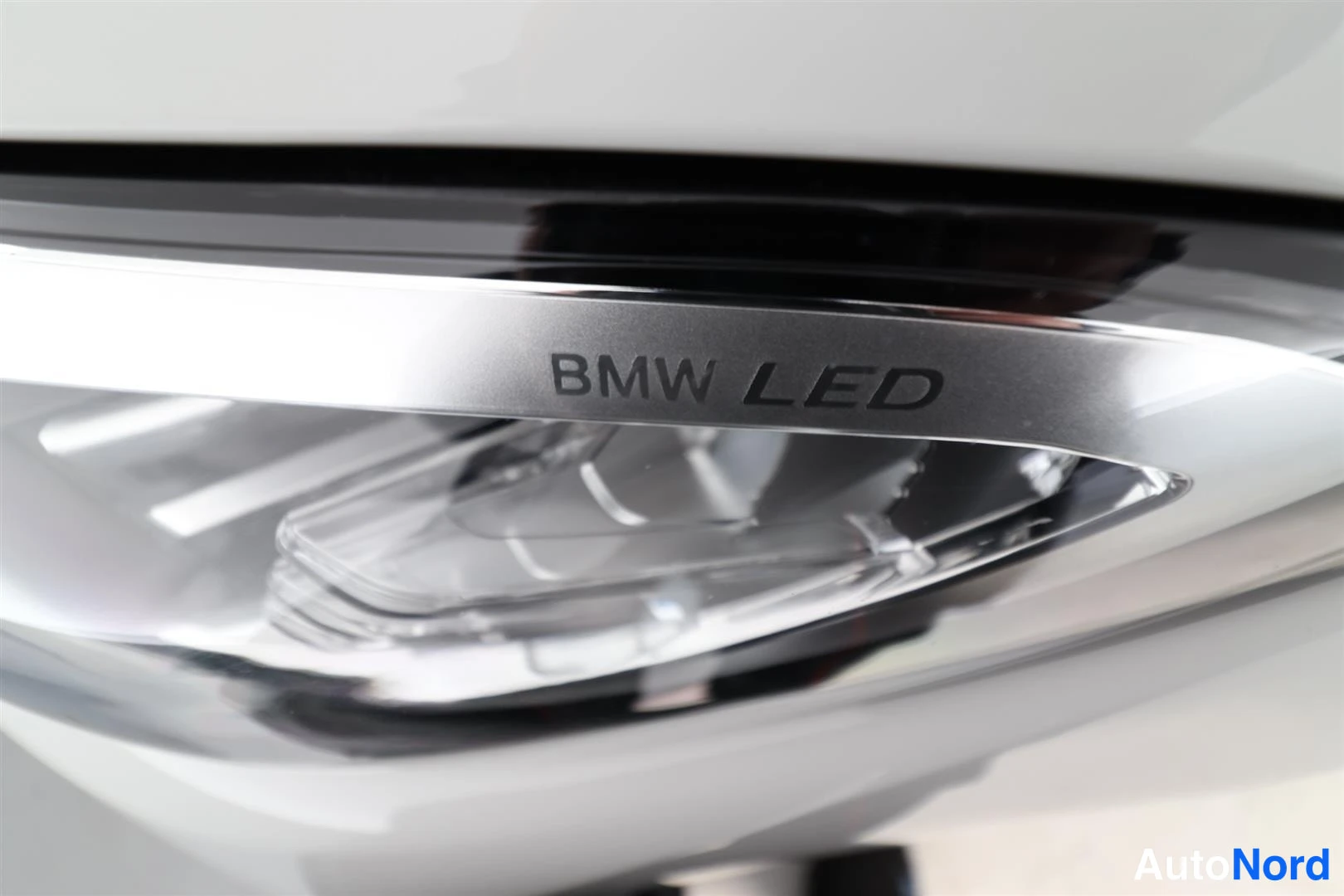 Yksityiskohta: BMW LED -teksti takavalaisimen parkkiluudessa