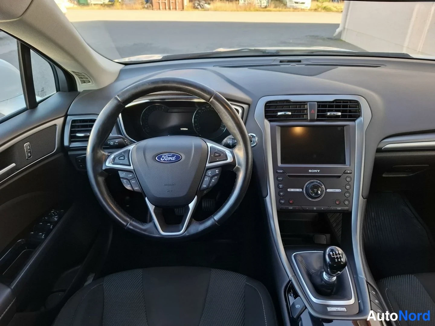 Muu: Kojelauta suoraan edestä: Ford-ohjauspyörä, SONY-radio ja monitoiminäyttö, manuaalivaihteen keila ja 6-vaihteinen vaihdoskeema.